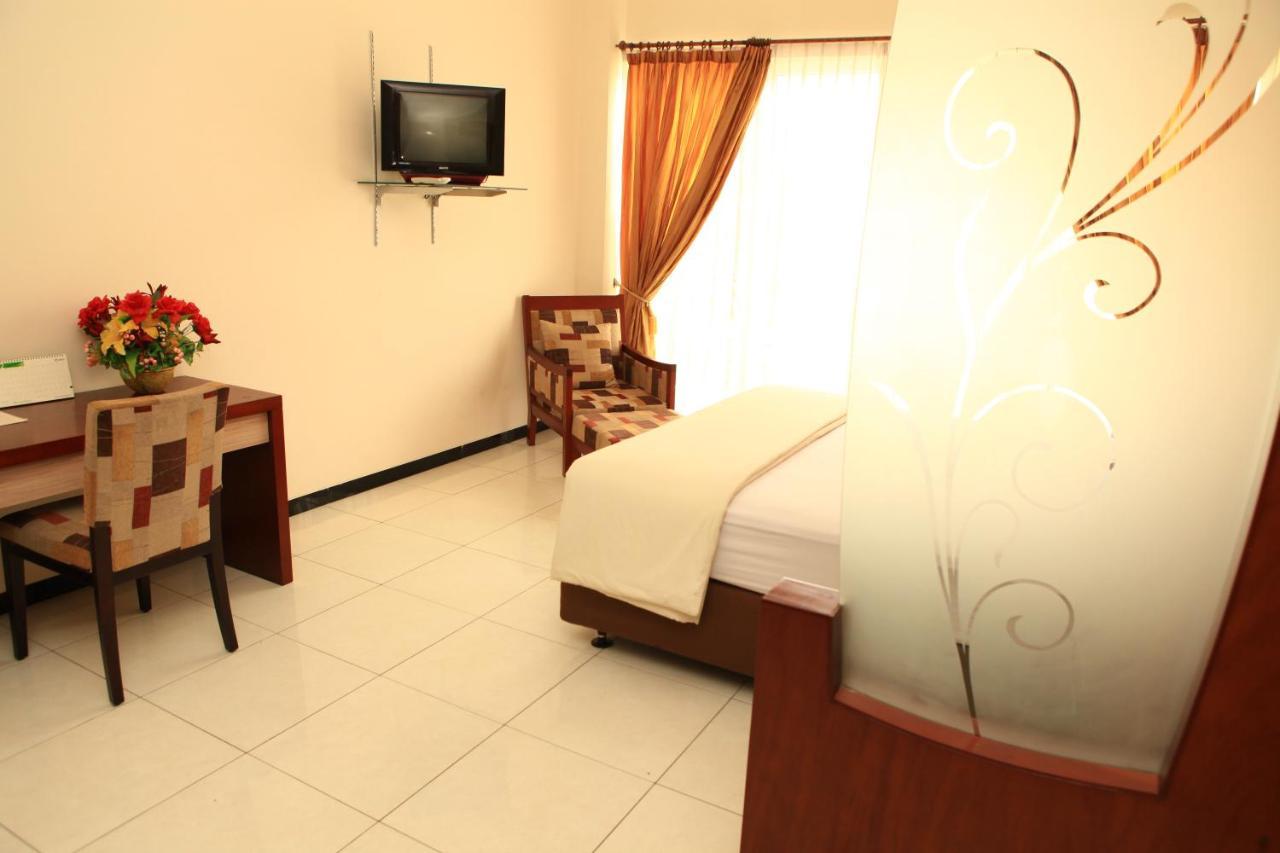 Hotel OYO 1451 Arya Graha Semarang Exterior foto