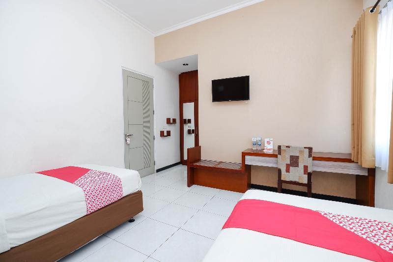 Hotel OYO 1451 Arya Graha Semarang Exterior foto
